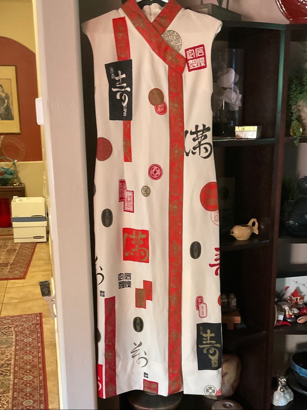Vintage Sleeveless White Maxi Dress with Red Accent and Asian-Inspired Print….